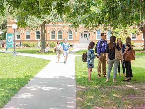 Take these steps to choosing a major Students on Tulane's campus