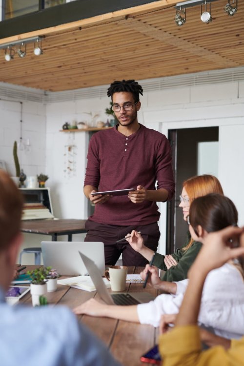 A man leading a meeting of digital marketers