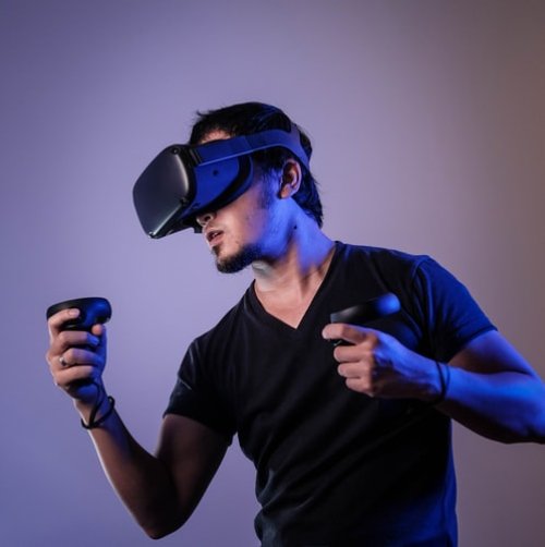 Image of a man using a VR set Man using VR set - Tulane School of Professional Advancement