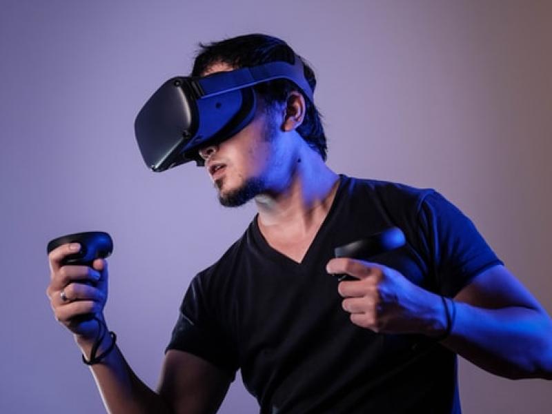 Man using VR set - Tulane School of Professional Advancement